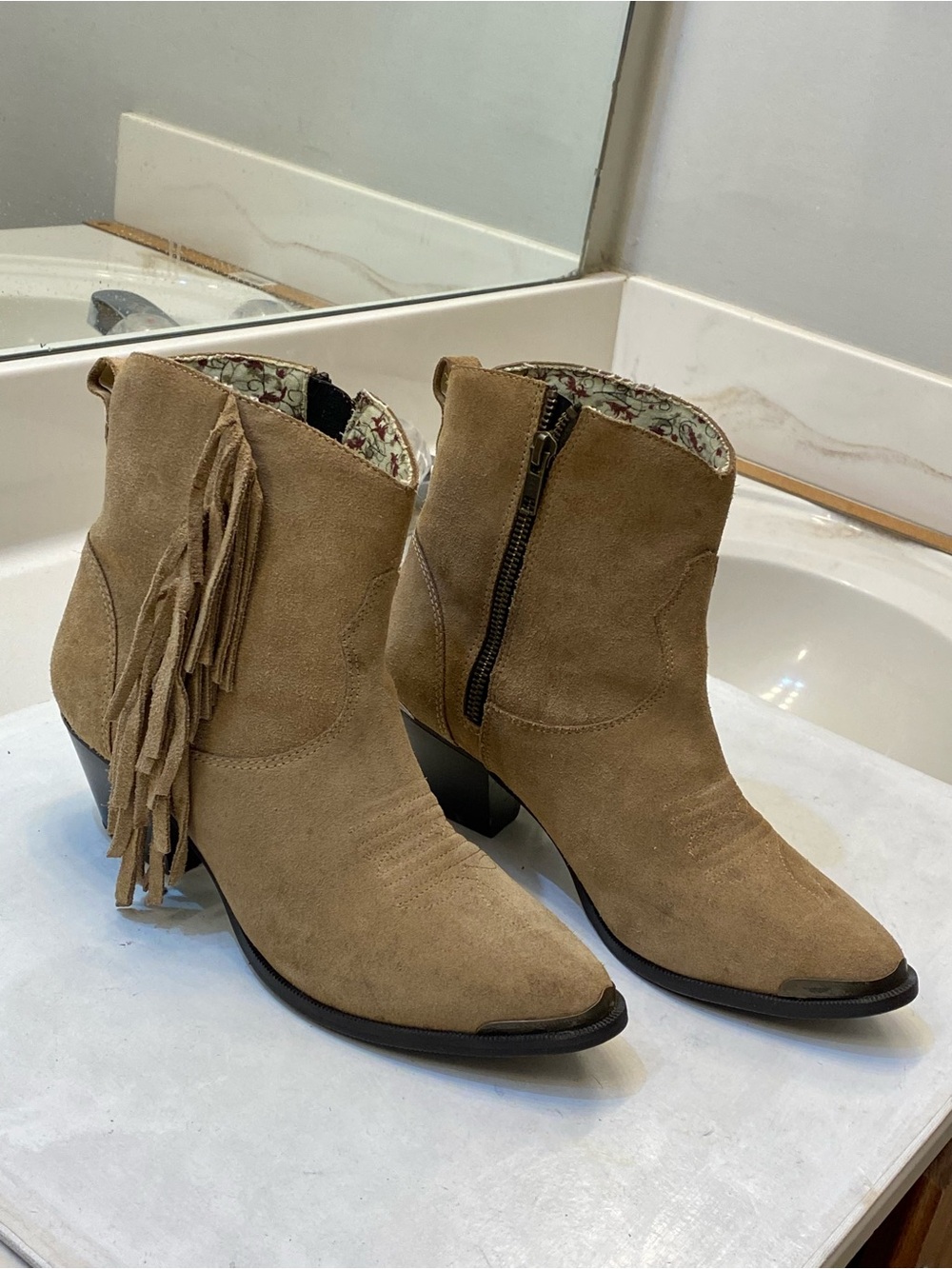 Dingo Women Gigi leather fringe ankles boots size 7.5M good condition clean